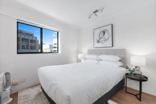 Bright 2-Bed Surry Hills Apartment with Balcony - 9