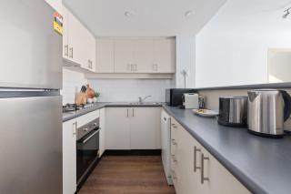Bright 2-Bed Surry Hills Apartment with Balcony - 8