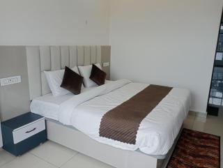 Avantika Hotel - Bharwain - 3