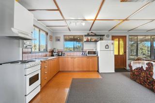 Bull Tavern Cabin Cozy Lakeside Escape in Miena Tasmania - 5