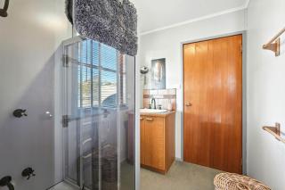 Bull Tavern Cabin Cozy Lakeside Escape in Miena Tasmania - 3