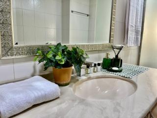 Luxury 4BHK Villa with Private Pool and Lagoon Views - Ras al Khaimah - 8