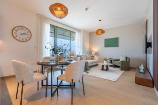Urban Beachside 2BR with a Glimpse of Burj Khalifa, Near Jumeirah Beaches, Short Drive to Mercato Mall, La Sirene Building 4, Jumeirah by Deluxe Holiday Homes - 2