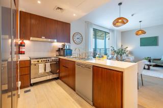 Urban Beachside 2BR with a Glimpse of Burj Khalifa, Near Jumeirah Beaches, Short Drive to Mercato Mall, La Sirene Building 4, Jumeirah by Deluxe Holiday Homes - 3