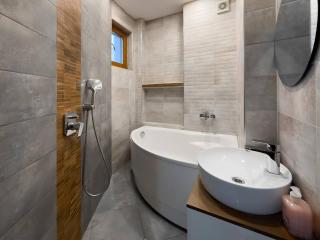 Spacious 3br In The Center - Kitchen Smart Tv's - 8
