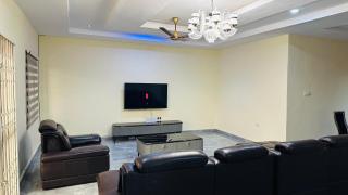 Sunlit Top Floor with Starlink Wi-Fi and Laundry Machine - Kumasi - 5