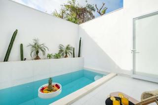 BRAND NEW 1 BR Chic Villa with Cinema - 6mins to Beach - 2