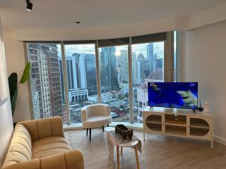 Chic Urban Stay with Balcony & Bathtub in Poblacion - Manille - 8