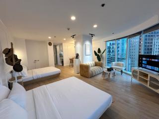 Chic Urban Stay with Balcony & Bathtub in Poblacion - 4