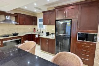 Calm & Classy 2BR - 5 min to Airport - 1