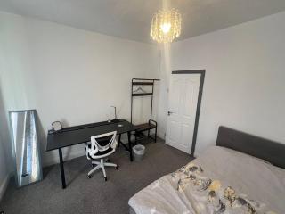 King Size Room To Stay in Salford-Samson PLAB - Manchester - 0