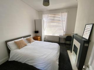 Modern room for short stay in Salford, PLAB Samson - 0