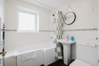 Modern & comfortable 3 bed house - 6