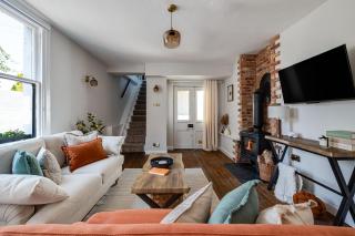 Romantic canal-side cottage with hot tub - 6