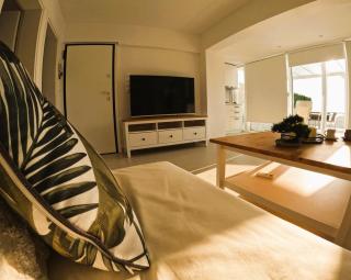 Stylish Rooftop Retreat with Hot Tub with Loutraki Beach - Loutraki - 8