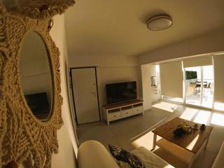 Stylish Rooftop Retreat with Hot Tub with Loutraki Beach - Loutraki - 6