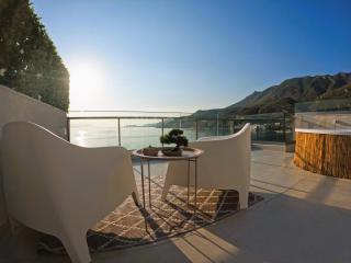 Stylish Rooftop Retreat with Hot Tub with Loutraki Beach - Loutraki - 3