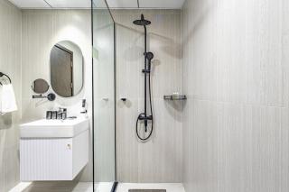 Superhost- 1BR Near Miracle Garden, Pool and Gym, Balcony Arjan - 3