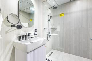 Superhost- 1BR Near Miracle Garden, Pool and Gym, Balcony Arjan - 2