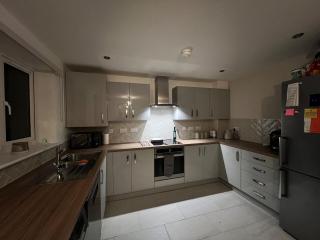 Modern and Bright 3BD House - Winsford - 3