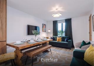 BIG MCR 5-bedroom Contractor House Sleeps 8 with Parking by PureStay - 3