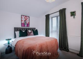 BIG MCR 5-bedroom Contractor House Sleeps 8 with Parking by PureStay - 6