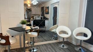 Spacious Luxurious Serviced Accommodation 5 - Bushbury - 1