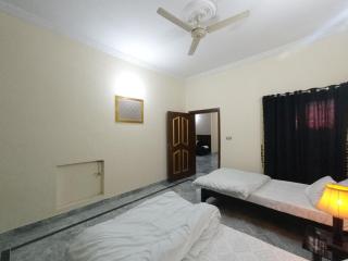 ROOM Cozy Guest Room in Rawalpindi - Perfect GUESTHOUSE - 1