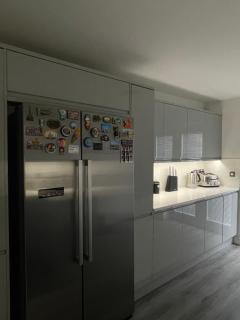 Luxury 3 Bed Retreat with 75 Inch TV, Gym, Sauna, Home Office, Xbox Nintendo Consoles & BBQ - 6