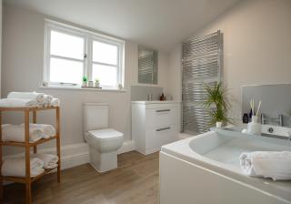 City to Country Retreat Luxury Cottage with Hot Tub - Toppesfield - 3