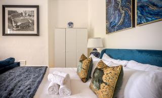 Elegant 2BR Ground-Floor Teddington Flat Modern Comfort - 1