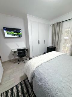 Luxury 3 BR Nestled in Nature - 7