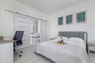 Bright Apartment in Cracow Center with Terrace, Desk and Bathtub by Noclegi Renters - Cracovie - 9