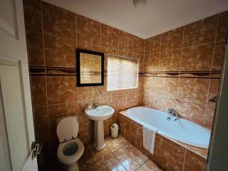 Leruo's Guest House - Kimberley - 1