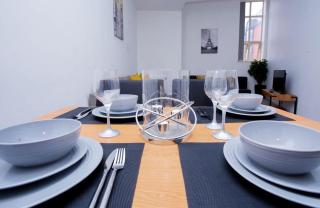 Spacious Urban City Apartment - 0