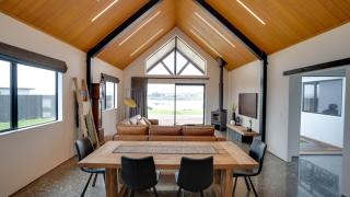 Lake Hood Escape & Private Jetty - 7