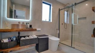 Lake Hood Escape & Private Jetty - 6