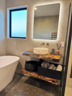 Lake Hood Escape & Private Jetty - 3