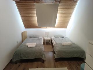 Türkiz Apartman - 5 szobás 13 fős apartmanház 4km a Balaton- Balatonszabadi - Balatonszabadi - 2