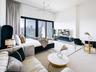 Skyline Views Chic 1BR with Canal Vibes - 0
