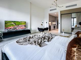 Skyline Views Chic 1BR with Canal Vibes - 3