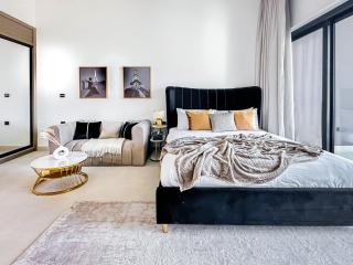 Skyline Views Chic 1BR with Canal Vibes - 8