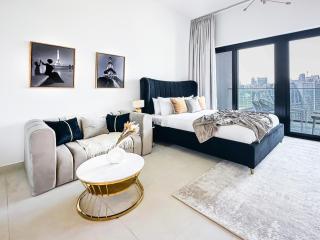 Skyline Views Chic 1BR with Canal Vibes - 4