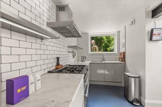 Cosy 2BR House with Garden & Parking - 3