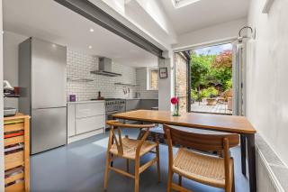 Cosy 2BR House with Garden & Parking - London - 7