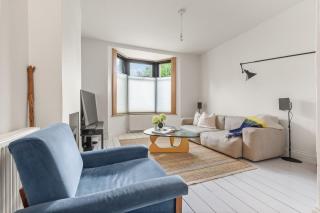 Cosy 2BR House with Garden & Parking - 0