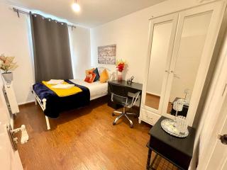 London Stratford Luxury House, 5 minutes walk Station, Westfield, 3 Bedrooms 3 Bathrooms, Reception, Garden, Parking - London - 0