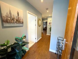 London Stratford Luxury House, 5 minutes walk Station, Westfield, 3 Bedrooms 3 Bathrooms, Reception, Garden, Parking - London - 5