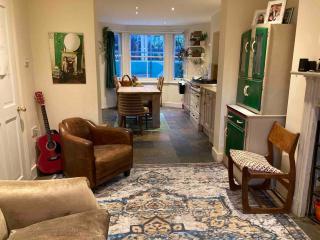 Arty Parkside Home & Garden 500m to Zone 2 Tube - 2