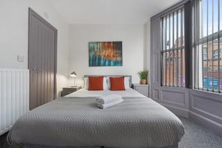 Sutcliffe House - Air Host & Stay - 3 bed 3 bath - Contractor Friendly - 1